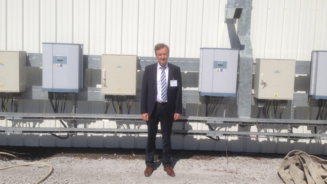 Sur la photo: M. Andreas Hoischen, responsable de Delta Solar Power Europe, et les onduleurs Delta M50A installés sur le site